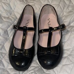 Nina black patent leather “Merrilyn” Mary Jane shoe.  Girls Size 11